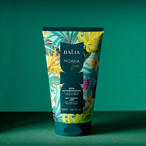 Tube de soin autobronzant Baïja à l’huile d’abricot, packaging tropical coloré sur fond vert, effet bonne mine naturel visage et corps