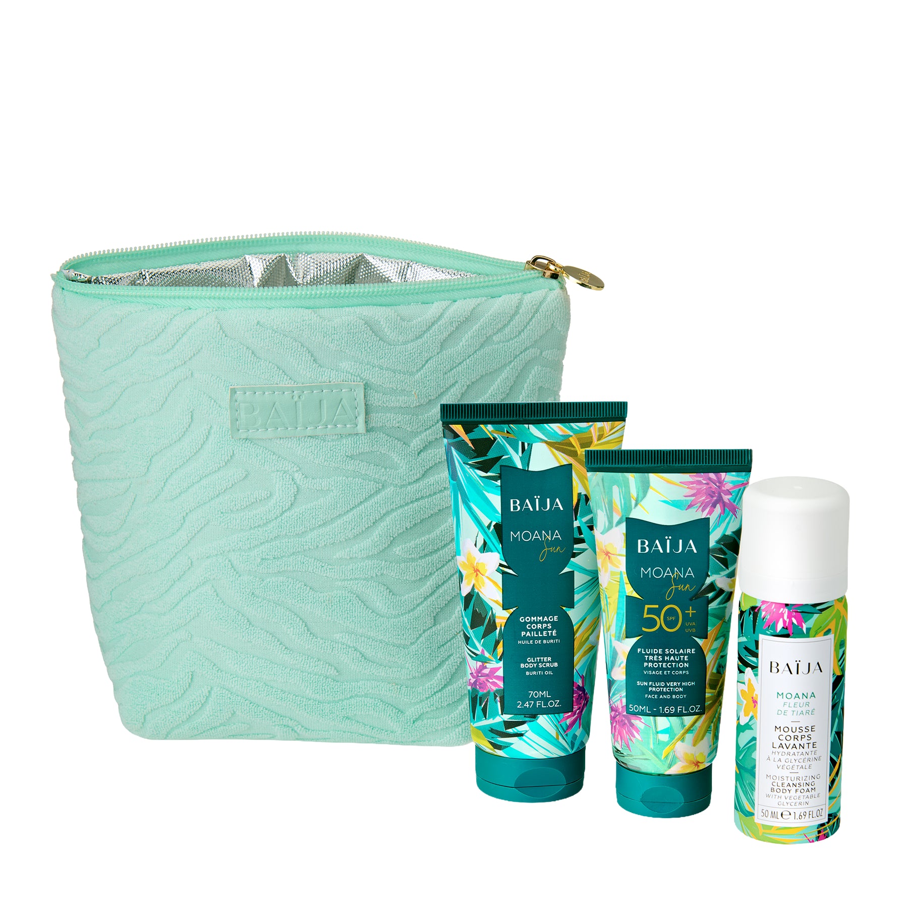 Packshot fond blanc : une trousse zippée vert menthe texturée avec logo “BAÏJA” est placée derrière trois produits BAÏJA “Moana” (tube gommage, tube solaire SPF 50+, flacon mousse corps). Tout est net, éclairage uniforme, style e-commerce/packshot.