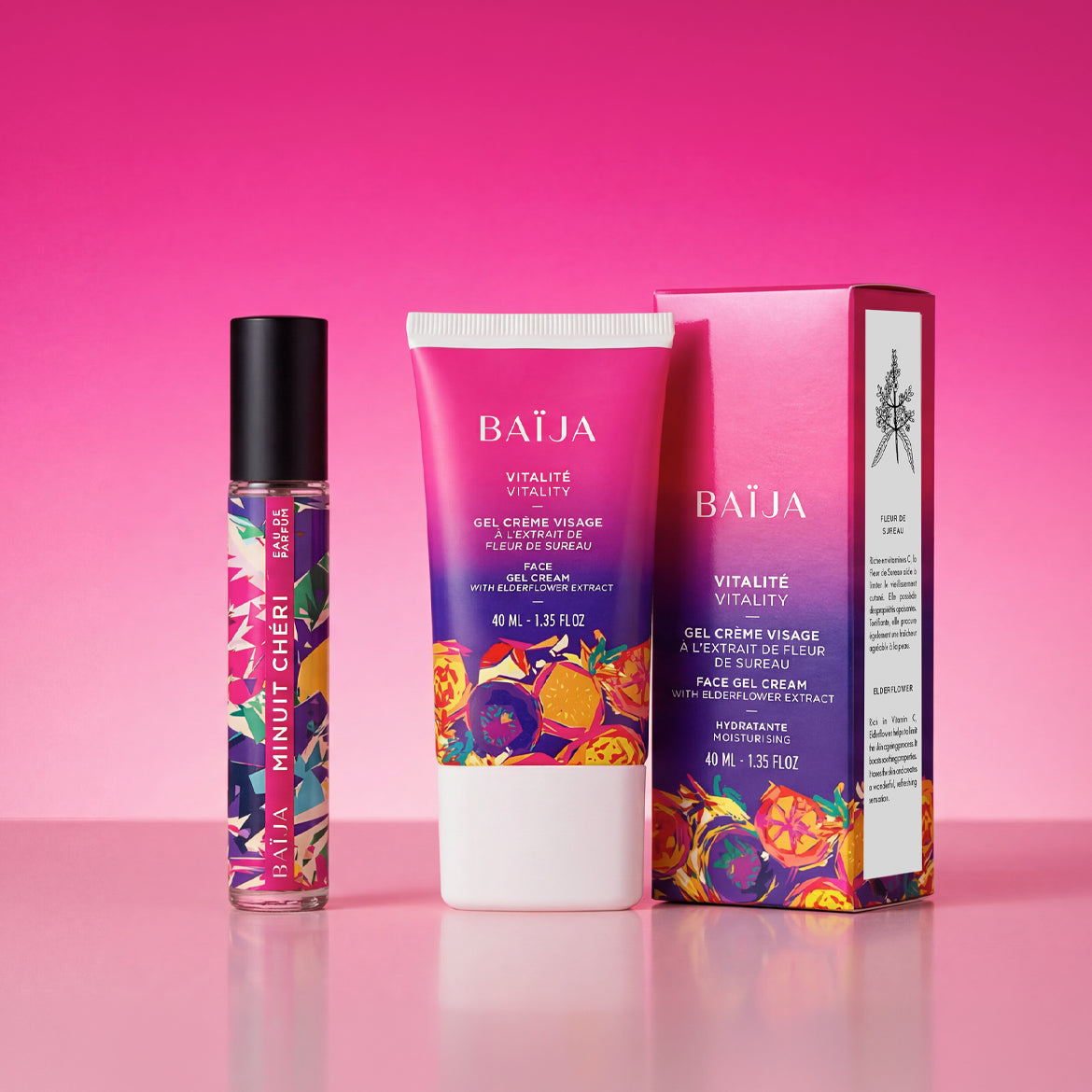 Duo BAÏJA : eau de parfum Minuit Chéri et gel-crème visage Vitalité fleur de sureau, avec étui, sur fond rose