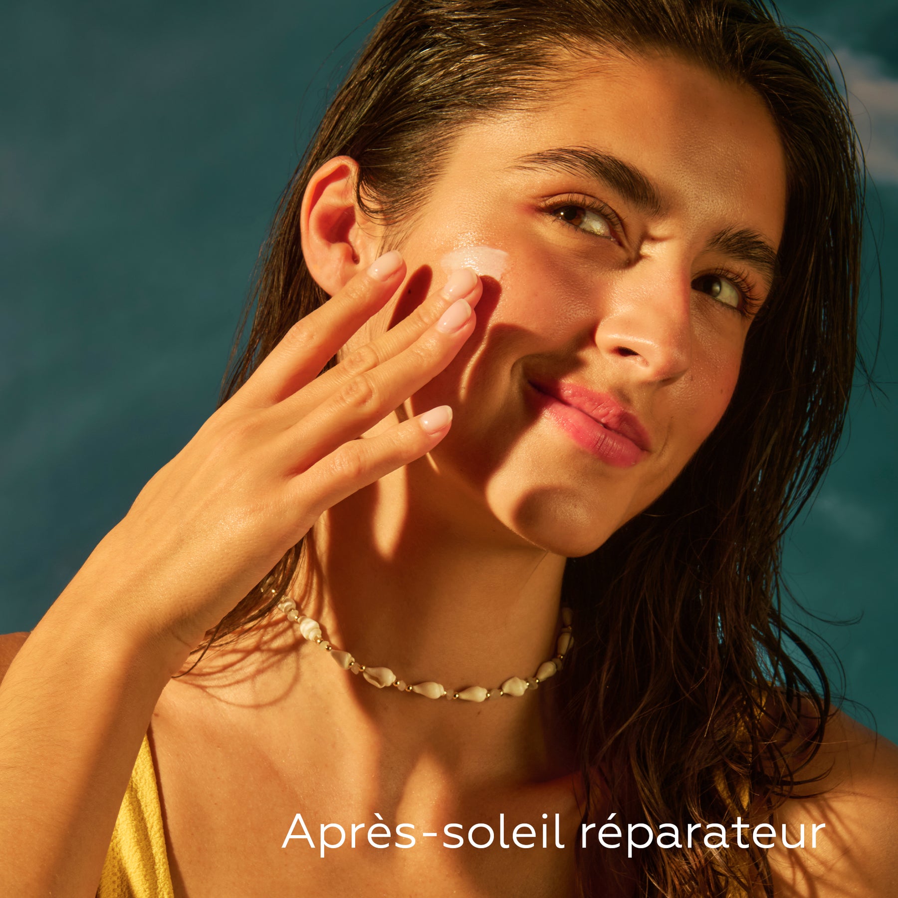Femme appliquant l’après-soleil réparateur Baïja Moana Sun sur le visage pour hydrater et apaiser la peau après l’exposition au soleil.