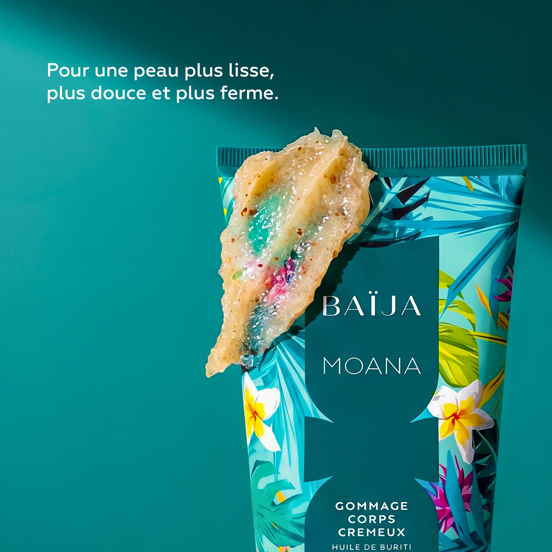 Zoom sur le gommage corps crémeux Baïja Moana à l’huile de buriti, accompagné de sa texture exfoliante et du bénéfice « peau plus lisse, plus douce et plus ferme ».