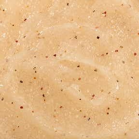 Gros plan sur la texture onctueuse du gommage corps Baïja Moana, révélant ses grains exfoliants et sa formule crémeuse.