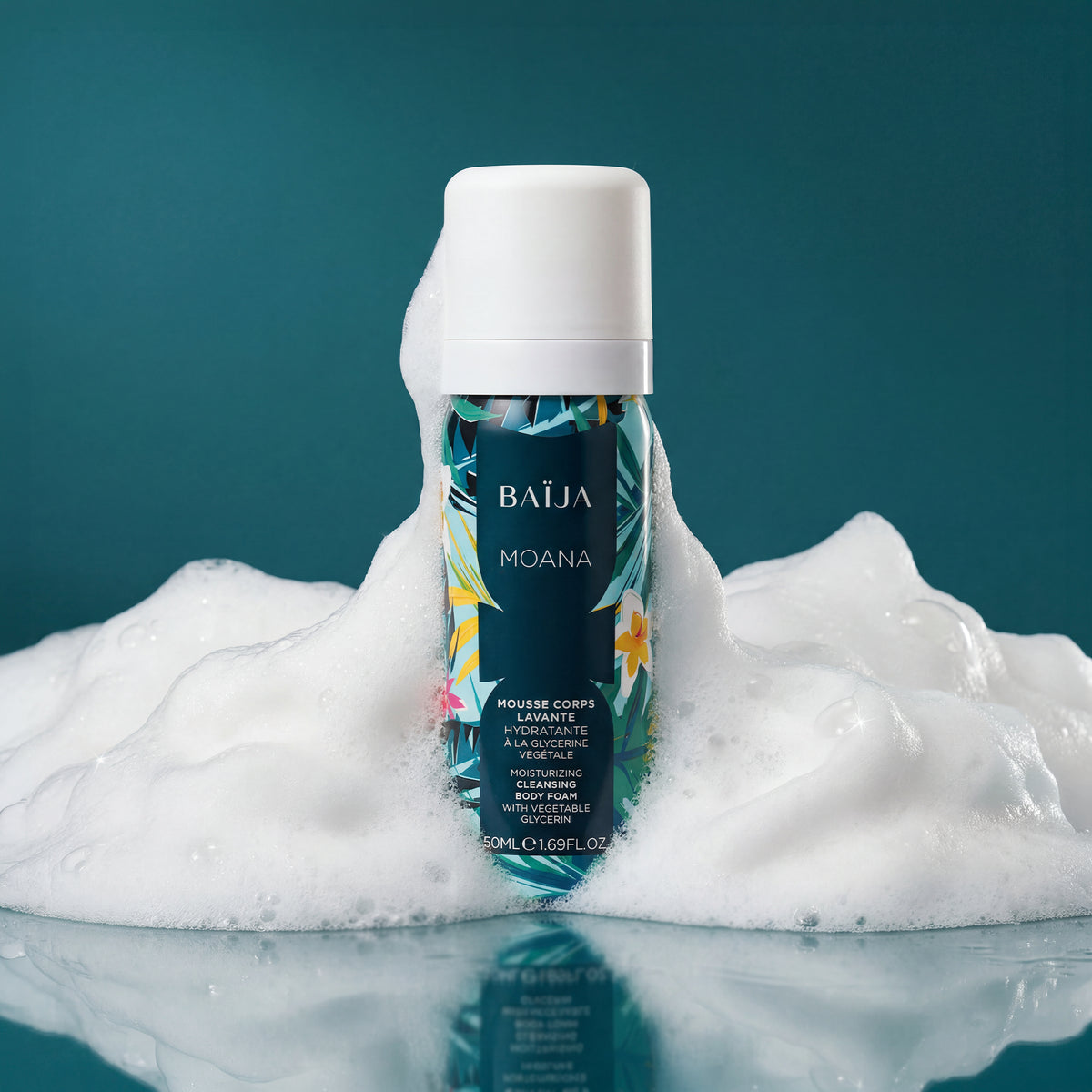 Mousse corps lavante hydratante Baïja Moana à la glycérine végétale, flacon au décor tropical enveloppé d’une mousse onctueuse sur fond bleu lagon, pour un rituel de douche inspiré des îles.