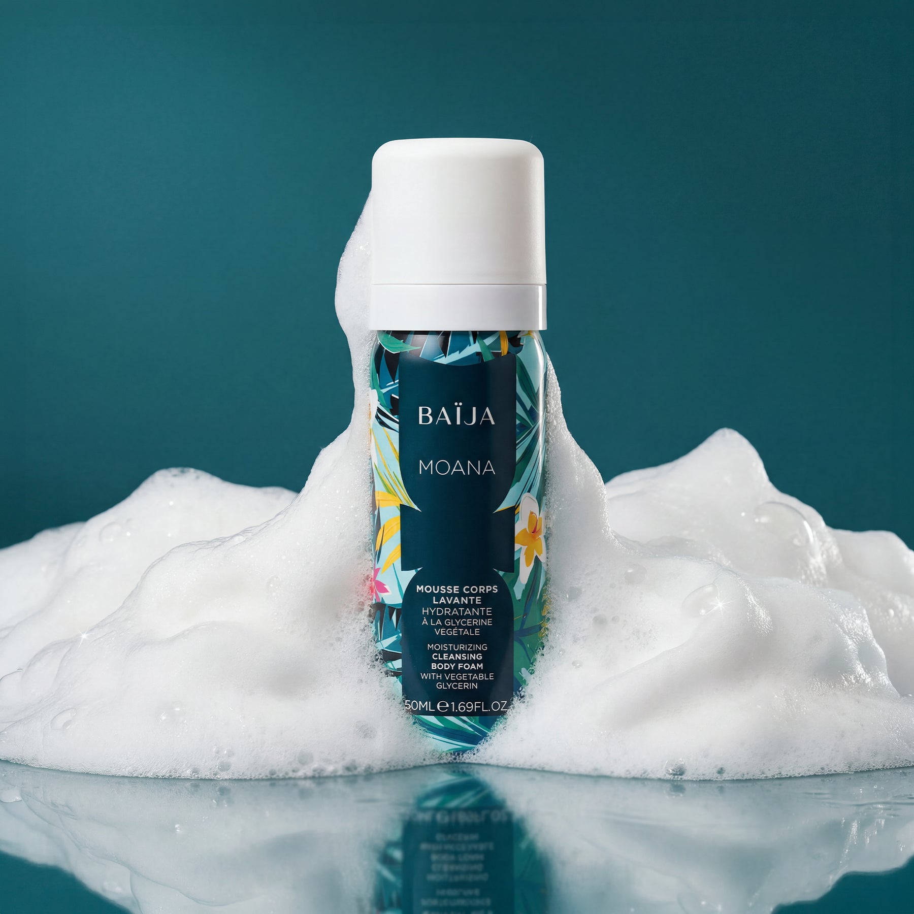 Mousse corps lavante hydratante Baïja Moana à la glycérine végétale, flacon au décor tropical enveloppé d’une mousse onctueuse sur fond bleu lagon, pour un rituel de douche inspiré des îles.
