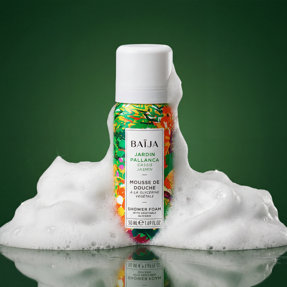Mousse de douche Baïja Jardin Pallanca au cassis et jasmin, enveloppée d’une mousse onctueuse sur fond vert, évoquant un rituel de douche frais et végétal.