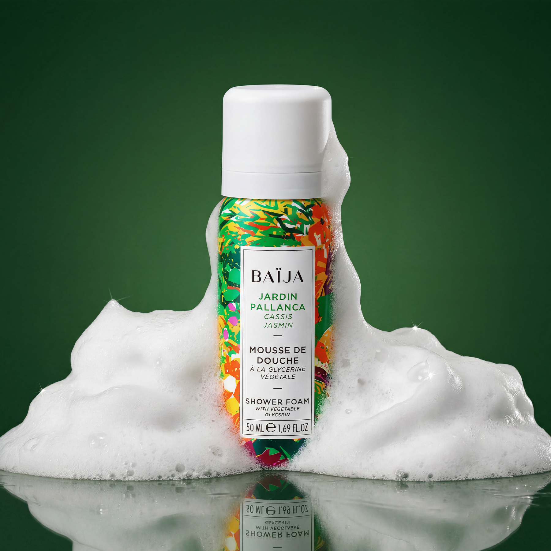 Mousse de douche Baïja Jardin Pallanca au cassis et jasmin, enveloppée d’une mousse onctueuse sur fond vert, évoquant un rituel de douche frais et végétal.