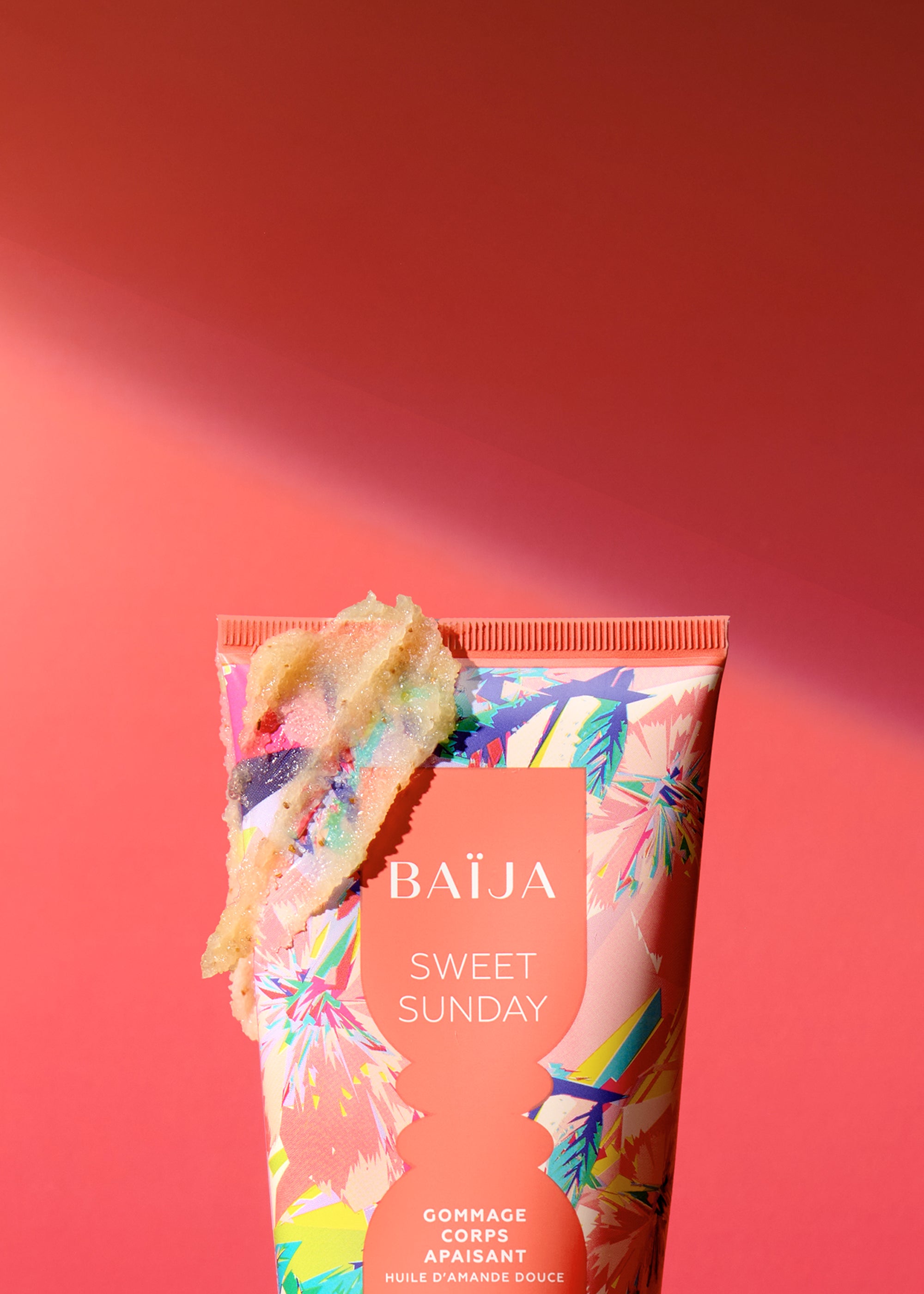 Visuel de collection Sweet Sunday mettant en scène le gommage corps et sa texture exfoliante dans un univers lumineux et sensoriel