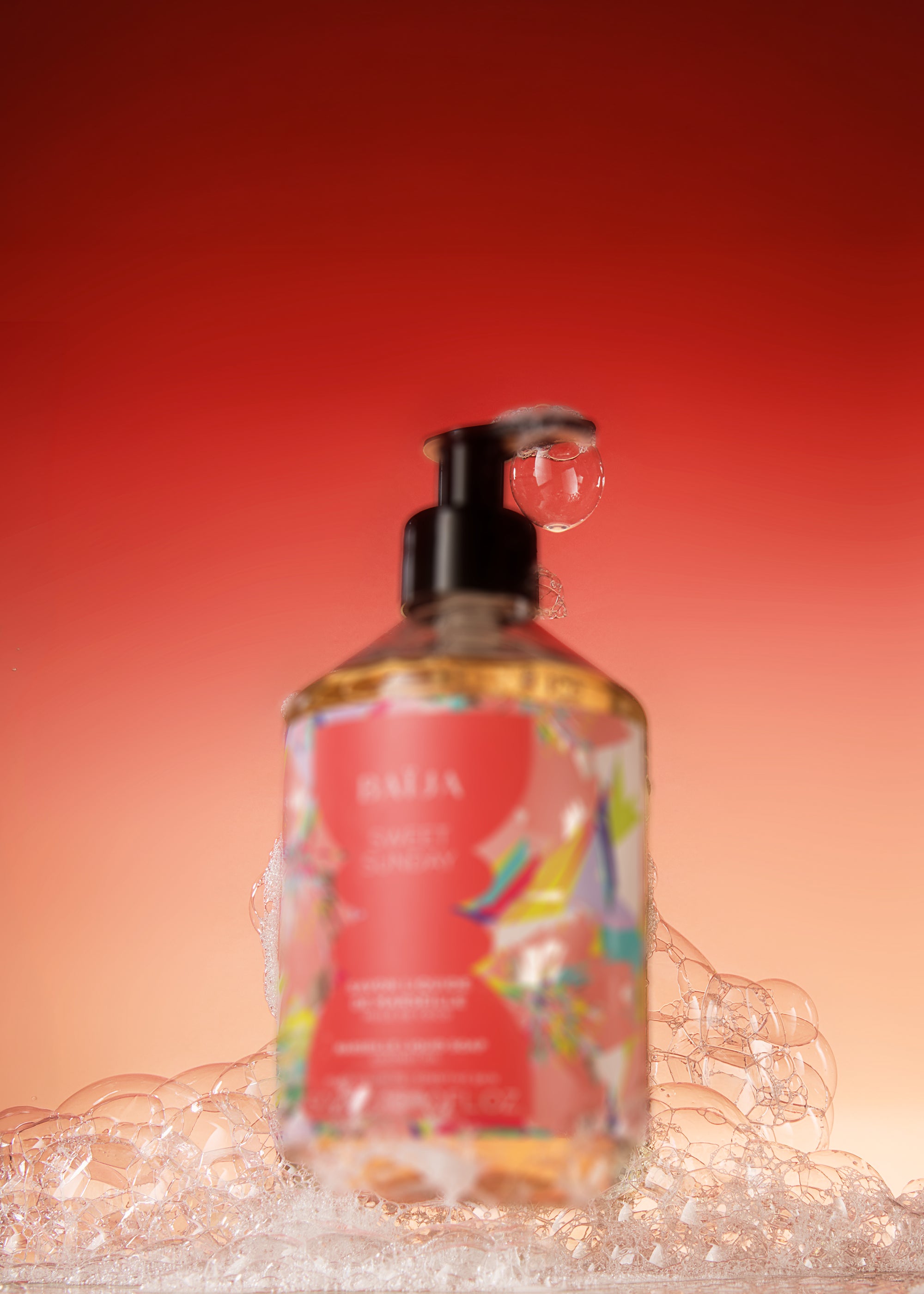 Visuel de lancement Sweet Sunday présentant un savon liquide de Marseille entouré de mousse légère dans un univers chaleureux et lumineux