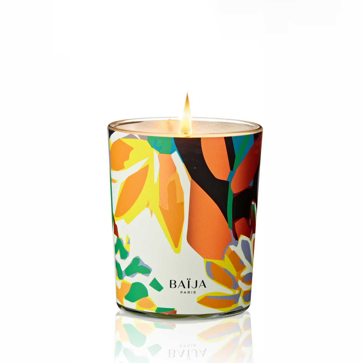 Packshot de la bougie parfumée Vertige Solaire de Baïja, présentée allumée sur fond blanc. Son élégant contenant en verre est décoré de motifs floraux abstraits aux couleurs lumineuses : jaune solaire, orange, vert et blanc. La flamme délicate apporte une touche chaleureuse à cette bougie décorative.