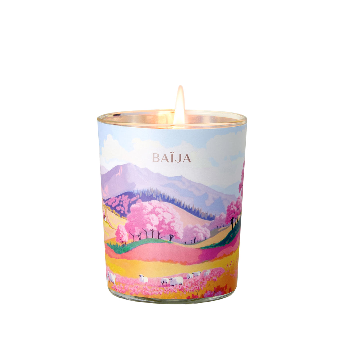 Packshot de la bougie parfumée Baïja Sweet Sunday avec décor champêtre, arbres en fleurs et montagnes pastel.