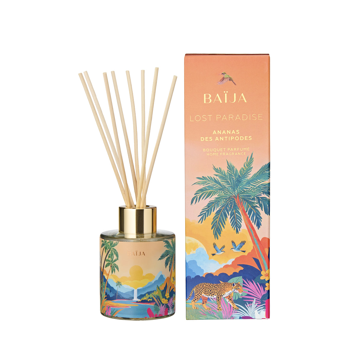 Bouquet parfumé Lost Paradise de Baïja, à la senteur d'ananas des Antipodes. Ce diffuseur de parfum d'intérieur se présente dans un flacon en verre cylindrique décoré d'un paysage tropical aux nuances orangées, bleues et vertes, avec un col doré et des bâtonnets diffuseurs en bois naturel. À ses côtés, un coffret aux dégradés orangés et rosés illustre un paysage exotique avec des palmiers, des oiseaux, un félin tacheté et un coucher de soleil. L'ensemble est photographié de face sur fond blanc.