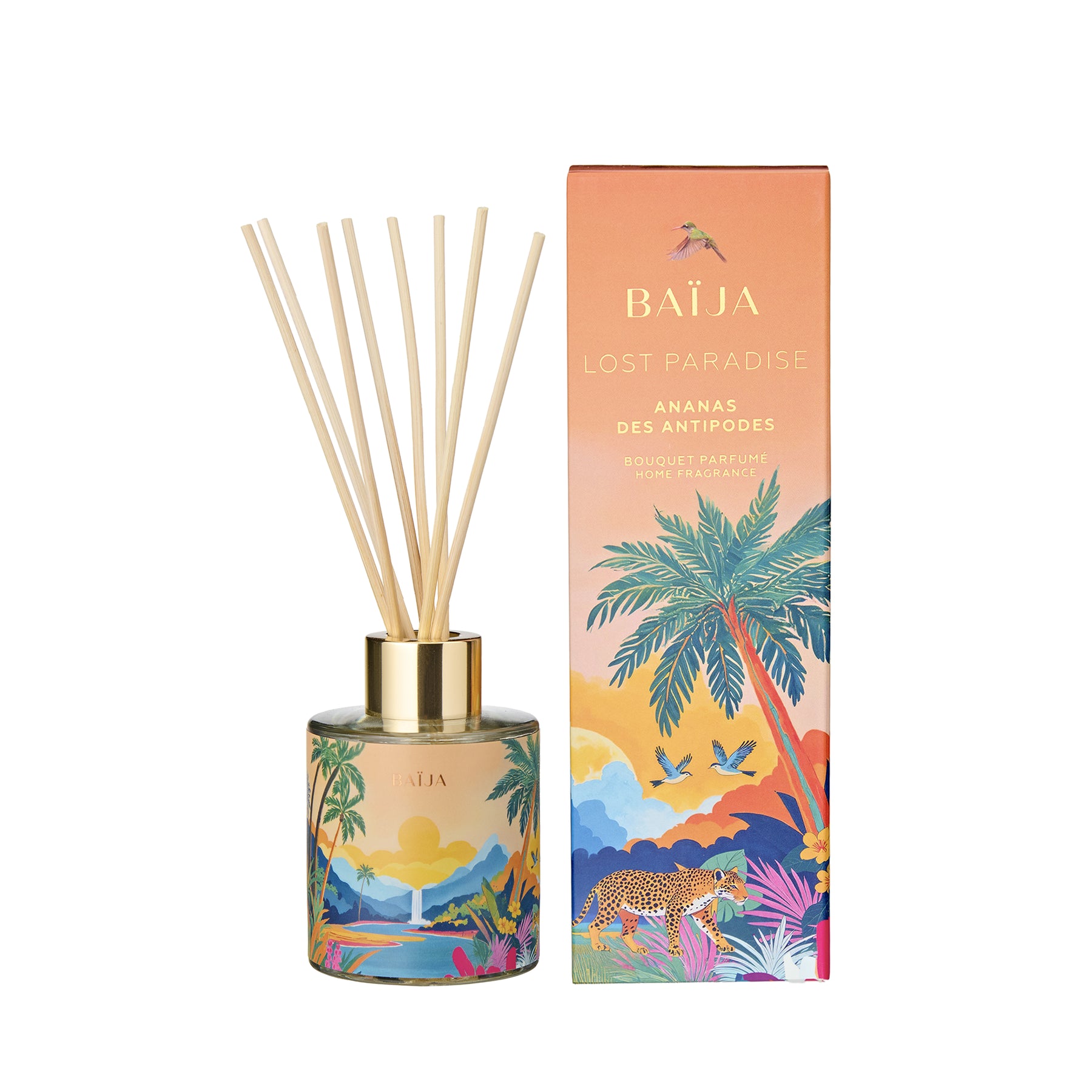Bouquet parfumé Lost Paradise de Baïja, à la senteur d'ananas des Antipodes. Ce diffuseur de parfum d'intérieur se présente dans un flacon en verre cylindrique décoré d'un paysage tropical aux nuances orangées, bleues et vertes, avec un col doré et des bâtonnets diffuseurs en bois naturel. À ses côtés, un coffret aux dégradés orangés et rosés illustre un paysage exotique avec des palmiers, des oiseaux, un félin tacheté et un coucher de soleil. L'ensemble est photographié de face sur fond blanc.