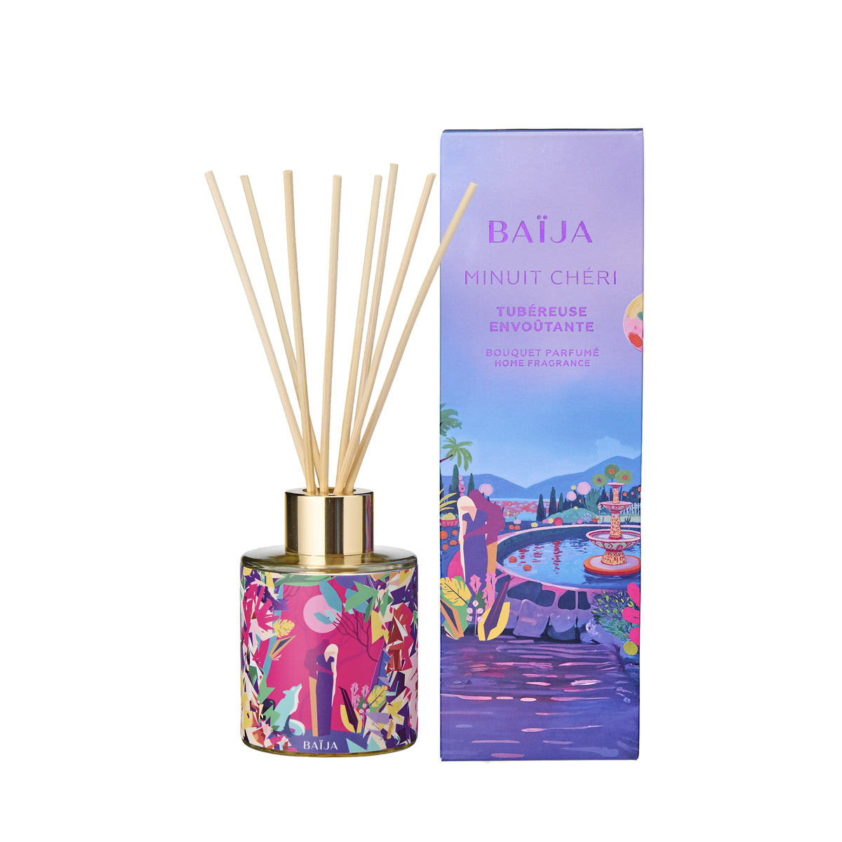 Bouquet parfumé Minuit Chéri de Baïja, à la senteur de tubéreuse envoûtante. Ce diffuseur de parfum d'intérieur se présente dans un flacon en verre cylindrique décoré de motifs floraux multicolores, avec un col doré et des bâtonnets diffuseurs en bois naturel. À ses côtés, un coffret aux dégradés violets et bleus illustre un jardin romantique avec une fontaine. L'ensemble est photographié sur fond blanc.