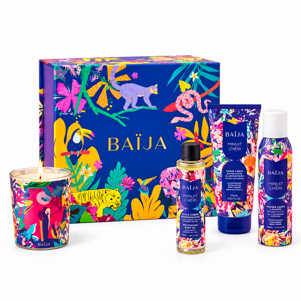 Packshot du coffret à composer Minuit Chéri de Baïja, composé de quatre produits : une bougie parfumée allumée, une huile corps nourrissante, une crème corps exfoliante illuminatrice et une mousse corps lavante hydratante. Les produits aux packagings floraux multicolores sont disposés devant un coffret cadeau bleu illustré d'animaux exotiques et de végétation tropicale, sur fond blanc.