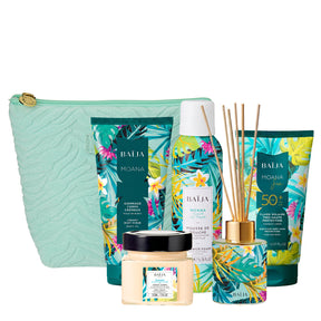 Coffret cadeau Baïja Moana avec trousse de toilette, gommage corps, mousse de douche, crème corps, fluide solaire SPF50+ et diffuseur de parfum.