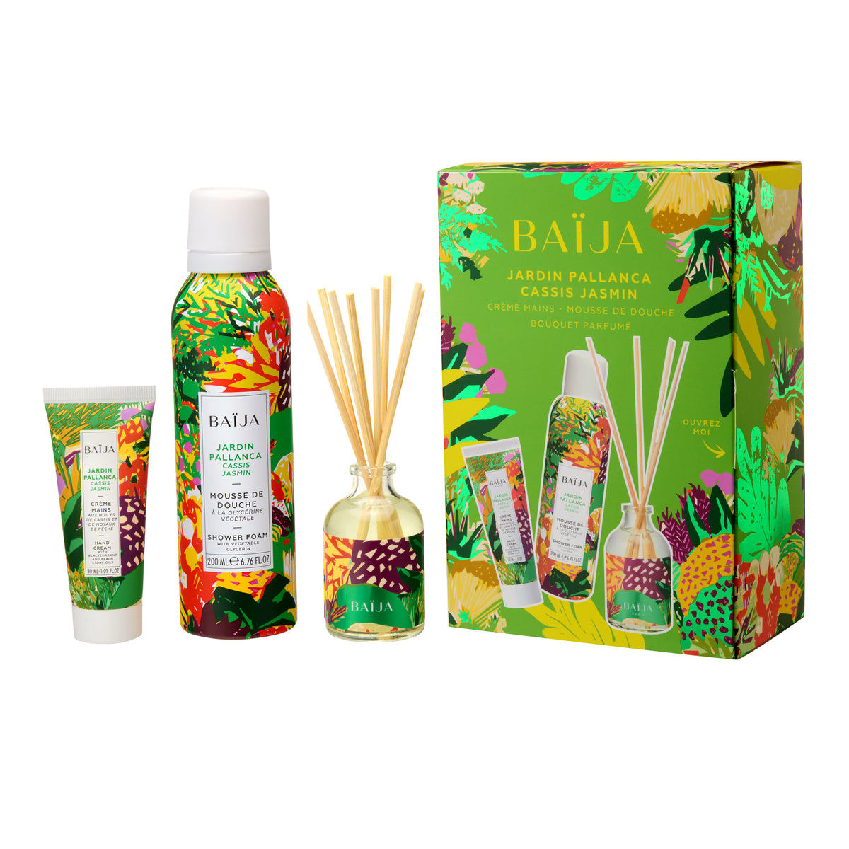 Packshot du coffret cadeau corps et maison Jardin Pallanca de Baïja, aux senteurs de cassis et de jasmin. Il comprend une crème mains à l'huile de pépins de cassis de 30 ml, une mousse de douche à la glycérine végétale de 200 ml et un bouquet parfumé avec diffuseur à bâtonnets. Les trois produits aux motifs floraux verts, jaunes, orange et multicolores sont présentés à côté d'une boîte cadeau verte décorée de fleurs et de feuillages tropicaux, sur fond blanc.