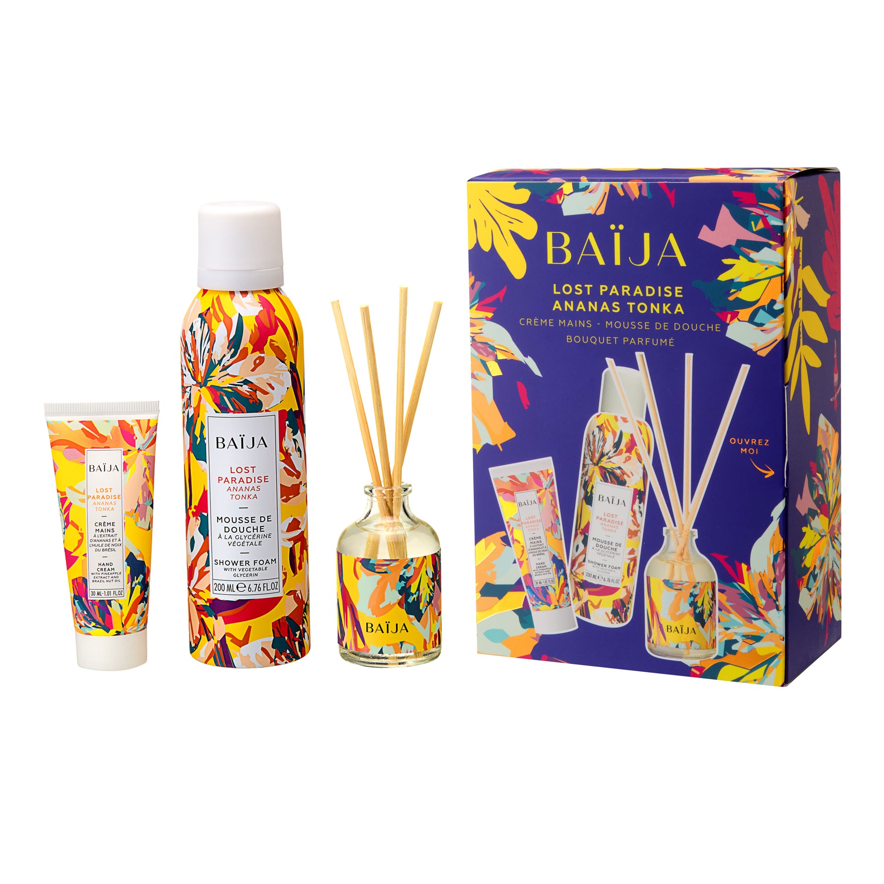 Packshot du coffret cadeau corps et maison Lost Paradise de Baïja, aux senteurs d'ananas et de tonka. Il comprend une crème mains à l'extrait d'ananas et à l'huile de noix du Brésil de 30 ml, une mousse de douche à la glycérine végétale de 200 ml et un bouquet parfumé avec diffuseur à bâtonnets. Les trois produits aux motifs floraux orange, jaunes et multicolores sont présentés à côté d'une boîte cadeau bleu violet décorée de feuillages tropicaux, sur fond blanc.