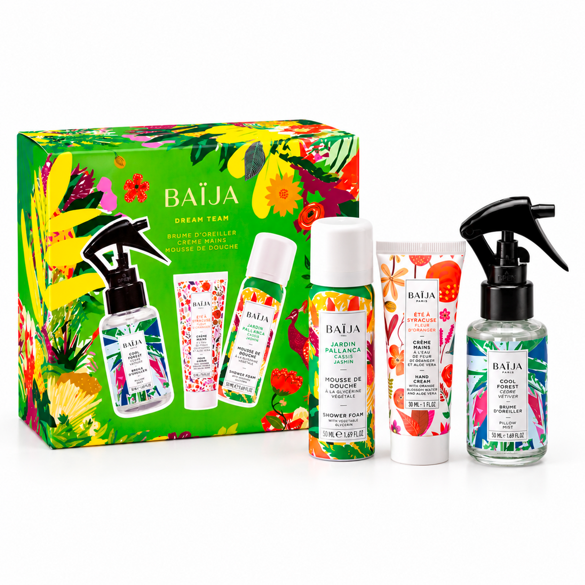 Packshot du coffret cadeau Dream Team de Baïja, composé de trois soins : une brume d’oreiller Cool Forest au cèdre et vétiver de 50 ml, une crème mains Été à Syracuse à la fleur d’oranger de 30 ml et une mousse de douche Jardin Pallanca au cassis et jasmin de 50 ml. Les produits sont disposés devant un coffret vert vif décoré de fleurs et de feuillages tropicaux multicolores, sur fond blanc.