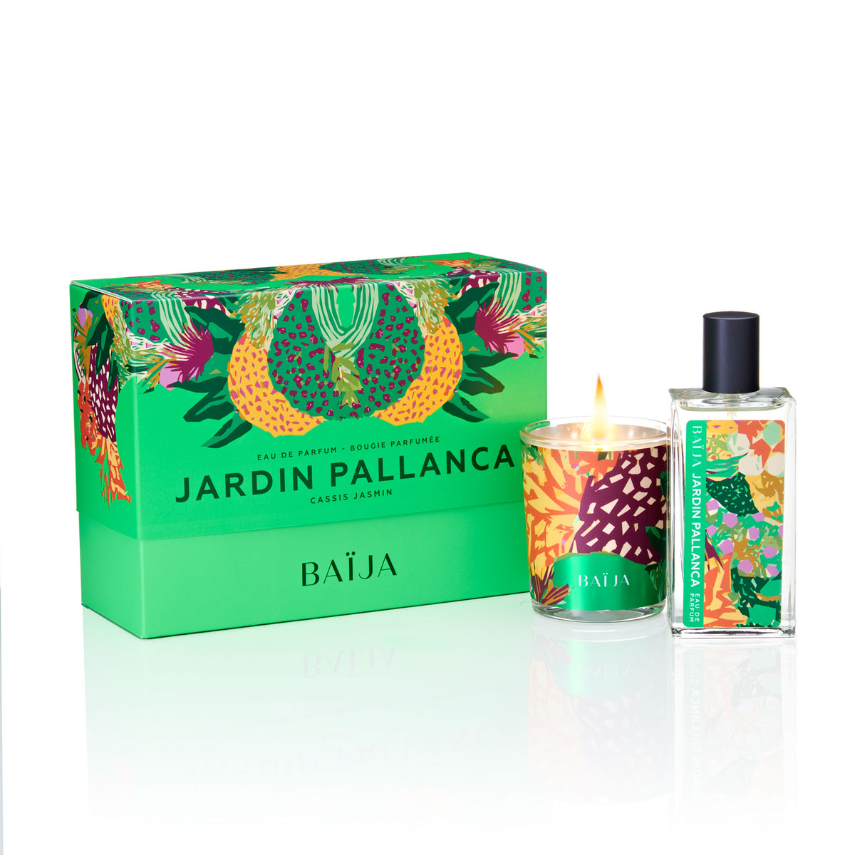 Packshot du coffret parfumé Jardin Pallanca de Baïja, composé d'une eau de parfum aux notes de cassis et de jasmin et d'une bougie parfumée allumée. Les deux produits sont présentés devant un coffret vert éclatant aux illustrations végétales et florales multicolores, sur fond blanc.