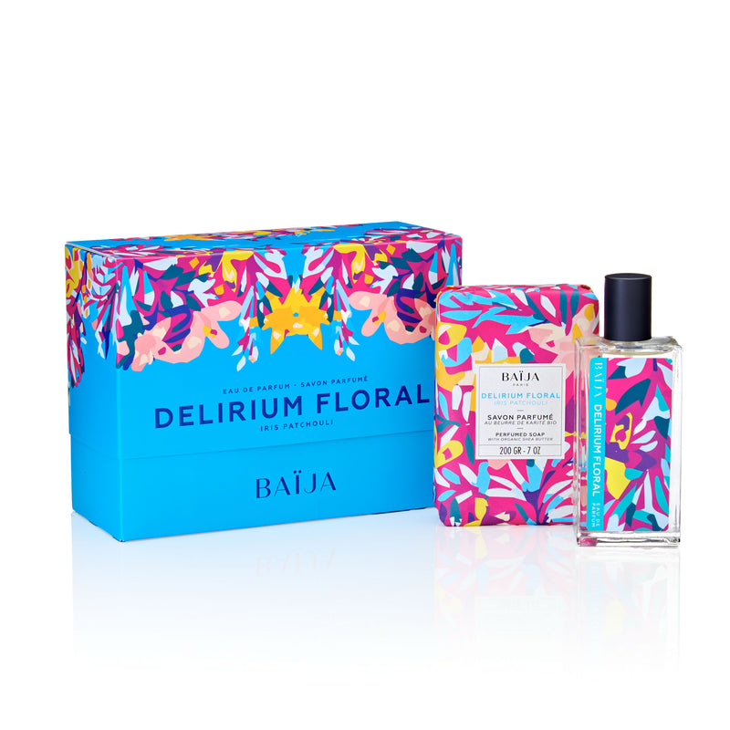 Packshot du coffret parfumé Délirium Floral de Baïja, composé d'une eau de parfum Iris Patchouli et d'un savon parfumé de 200 g au beurre de karité bio. Présentés devant un coffret bleu turquoise aux motifs floraux roses, jaunes et violets, sur fond blanc.