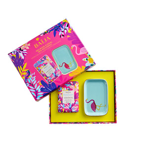 Packshot du coffret cadeau Delirium Floral de Baïja, composé d'un savon solide parfumé de 200 g à l'iris et au patchouli, enrichi au beurre de karité bio, et d'un porte-savon en céramique bleu turquoise orné d'un flamant rose. Les deux accessoires sont présentés dans un coffret ouvert à intérieur jaune vif, accompagné de son couvercle rose fuchsia décoré de motifs floraux tropicaux multicolores, sur fond blanc.