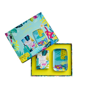 Packshot du coffret cadeau Moana Fleur de Tiaré de Baïja, composé d'un savon solide parfumé de 200 g au beurre de karité bio et d'un porte-savon en céramique turquoise orné d'un tigre jaune et d'un singe rose. Les deux produits sont présentés dans un coffret ouvert à intérieur jaune vif, accompagné de son couvercle bleu turquoise décoré de fleurs tropicales, de feuillages et d'animaux exotiques, sur fond blanc.
