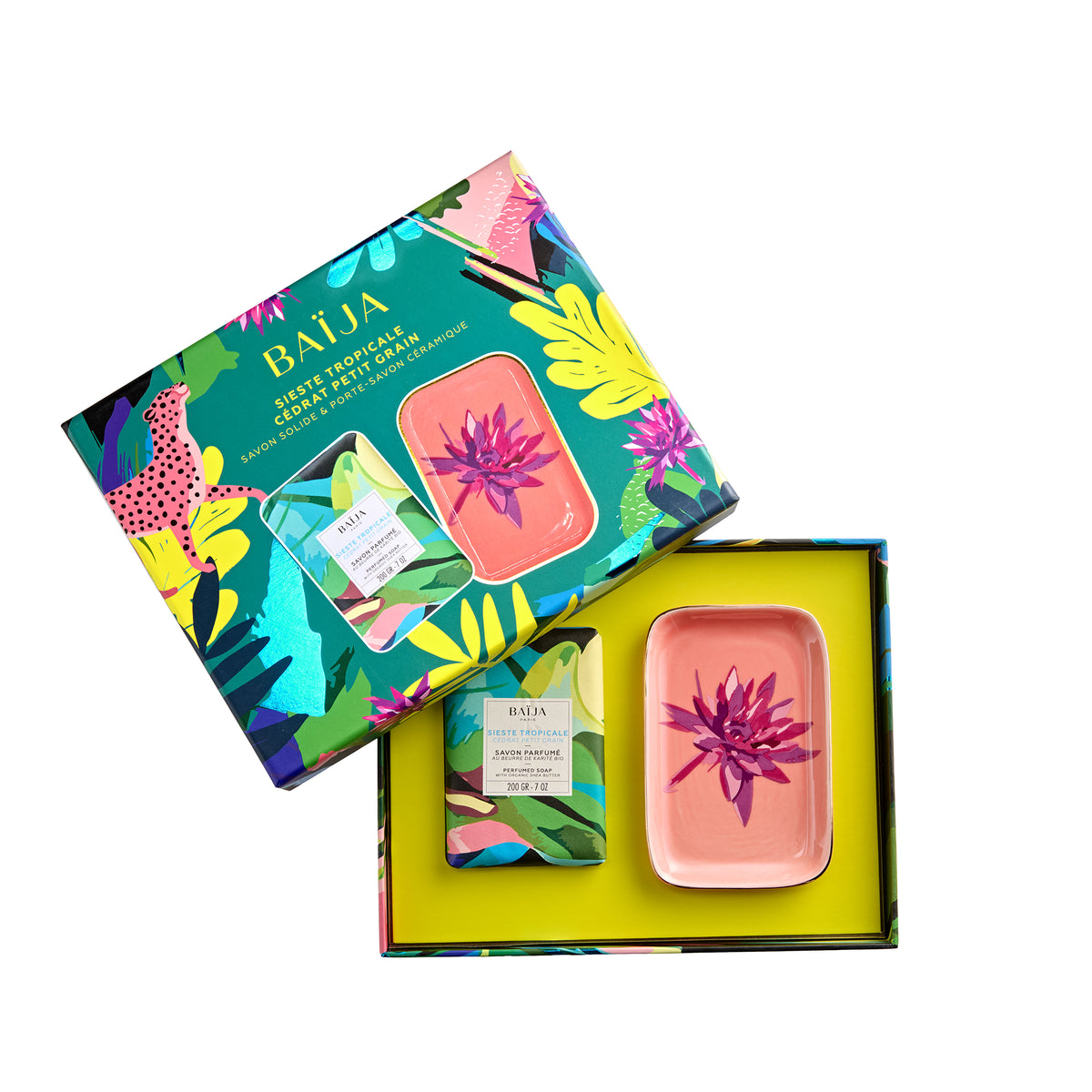 Packshot du coffret cadeau Sieste Tropicale de Baïja, composé d'un savon solide parfumé de 200 g au cédrat et petit grain, enrichi au beurre de karité bio, et d'un porte-savon en céramique rose corail orné d'une fleur tropicale violette. Les deux produits sont présentés dans un coffret ouvert à intérieur jaune vif, accompagné de son couvercle vert émeraude décoré de feuillages exotiques, de fleurs colorées et d'un félin rose, sur fond blanc.