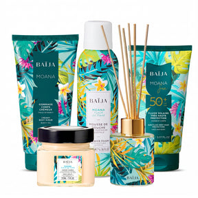 Rituel Baïja Moana réunissant gommage corps, mousse de douche, crème corps, fluide solaire SPF50+, diffuseur de parfum et trousse de toilette.