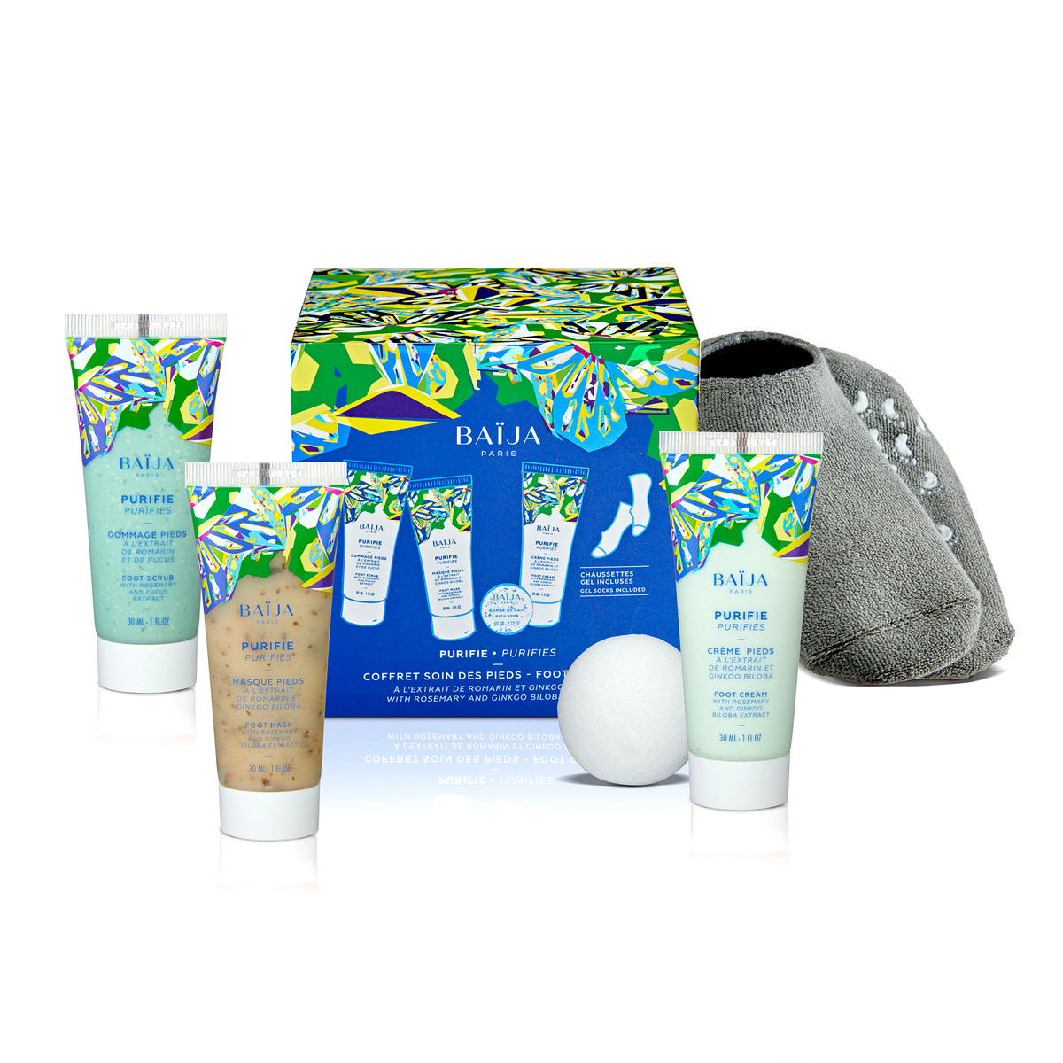 Packshot du coffret cadeau soin des pieds Purifie de Baïja, composé de trois soins à l'extrait de romarin et de ginkgo biloba : un gommage exfoliant, un masque pour les pieds et une crème hydratante. Le coffret comprend également une boule de bain blanche et une paire de chaussettes grises. Les produits sont présentés devant une boîte bleue aux motifs tropicaux verts, jaunes et turquoise, sur fond blanc.