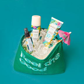 Coffret solaire Baïja Moana avec trousse offerte, comprenant mousse de douche, fluide solaire SPF50+ et brume corps & cheveux pailletée.