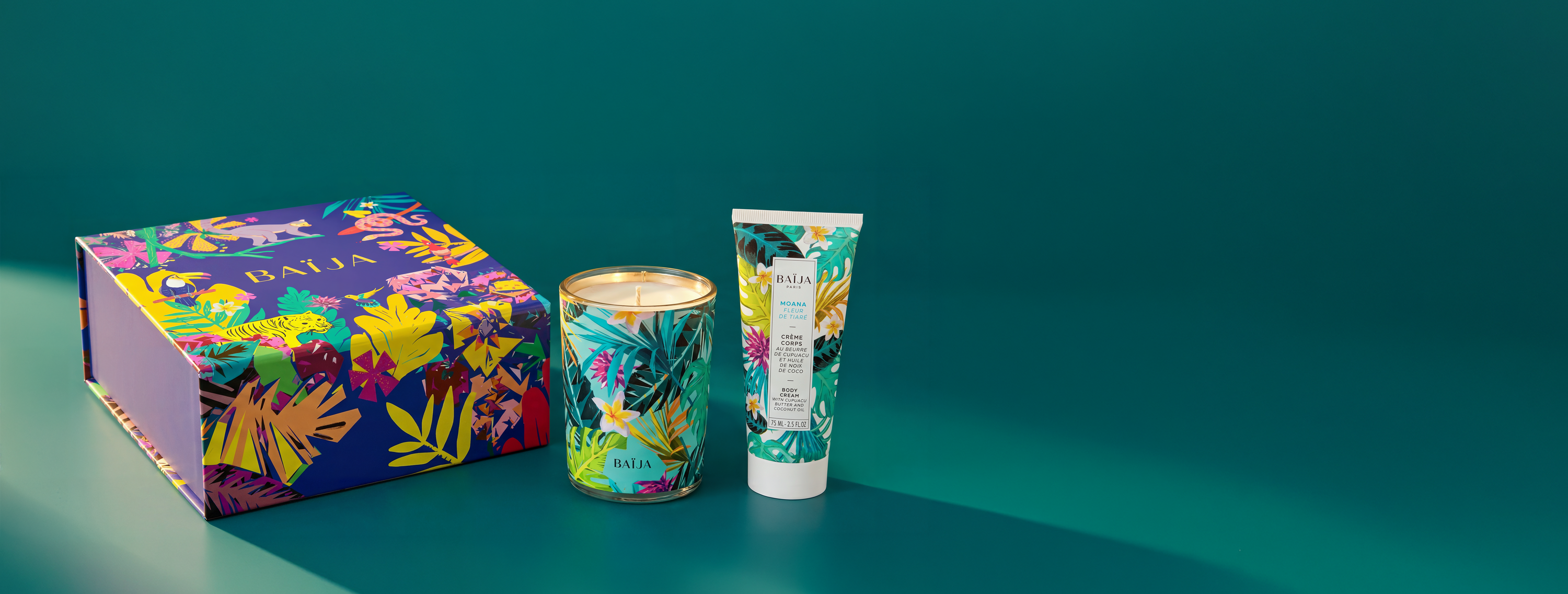 Composition Baïja Moana fleur de tiaré avec coffret illustré, bougie parfumée et crème corps hydratante sur fond vert lumineux