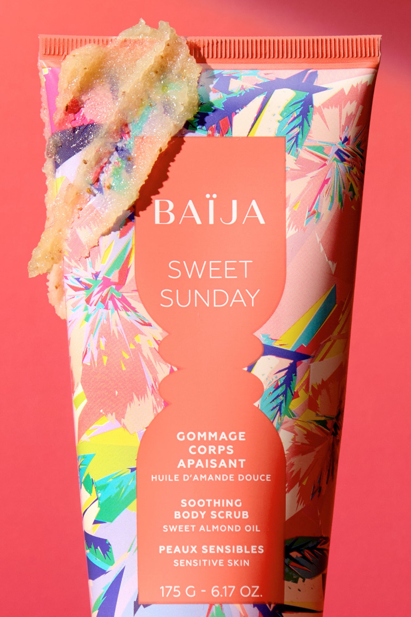 Étiquette de la collection Sweet Sunday illustrant le gommage corps apaisant à l’huile d’amande douce et sa texture exfoliante nourrissante