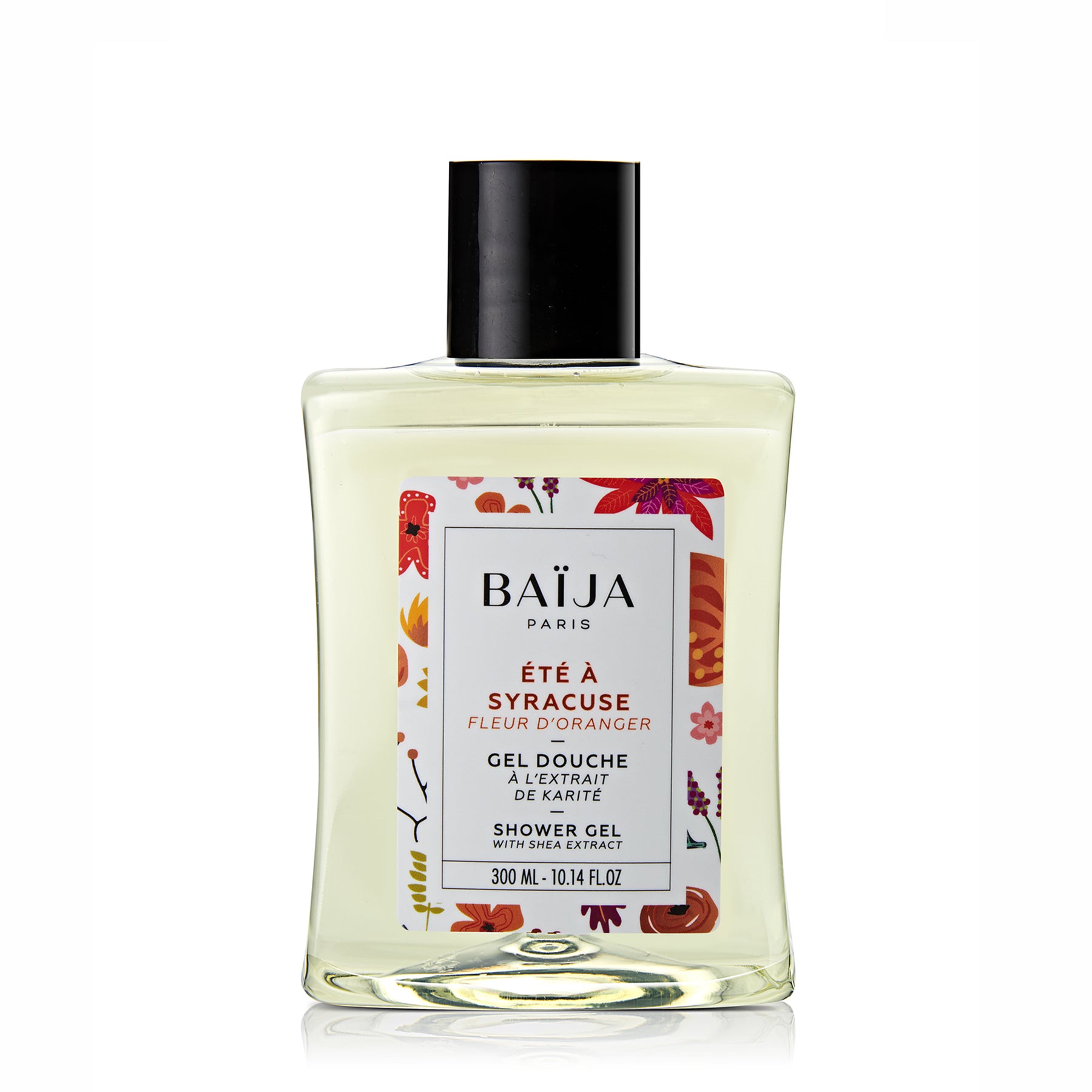 Packshot du gel douche Été à Syracuse de Baïja, parfumé à la fleur d’oranger et enrichi en extrait de karité. Présenté dans un flacon transparent de 300 ml contenant un gel jaune pâle, avec un bouchon noir et une étiquette blanche ornée de motifs floraux aux nuances orangées, rouges et roses. Le produit est photographié de face sur fond blanc.