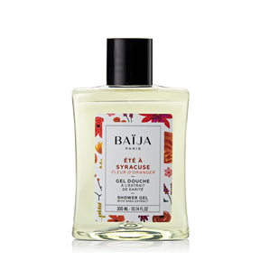 Packshot du gel douche Été à Syracuse de Baïja, parfumé à la fleur d’oranger et enrichi en extrait de karité. Présenté dans un flacon transparent de 300 ml contenant un gel jaune pâle, avec un bouchon noir et une étiquette blanche ornée de motifs floraux aux nuances orangées, rouges et roses. Le produit est photographié de face sur fond blanc.