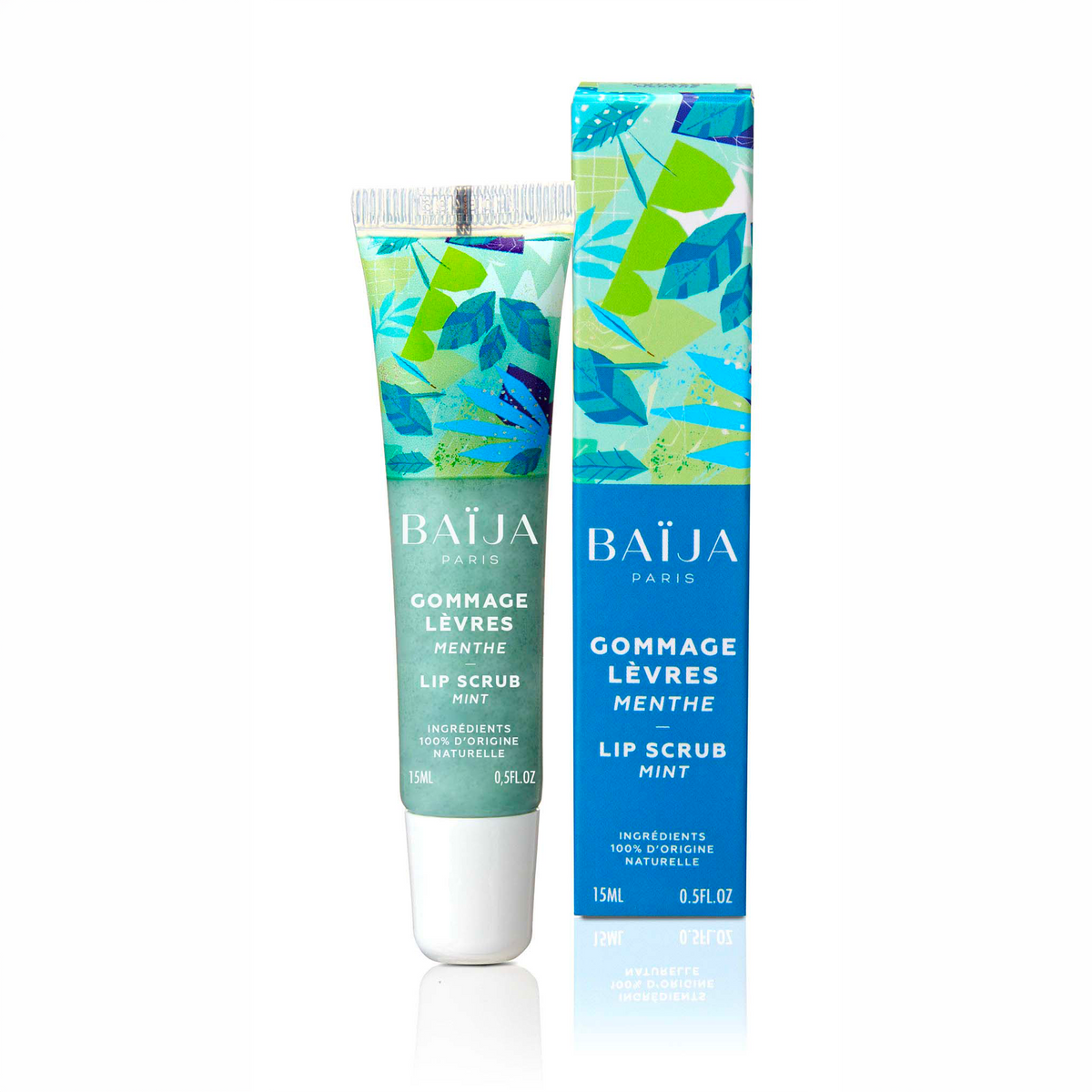 Gommage pour les lèvres à la menthe de Baïja, composé d'ingrédients 100 % d'origine naturelle. Présenté dans un tube vert d'eau de 15 ml avec bouchon blanc, accompagné de son étui bleu vif assorti. Le packaging est décoré de motifs végétaux et de feuilles stylisées dans des nuances de bleu turquoise, vert menthe et vert citron. Les deux éléments sont photographiés de face sur fond blanc.