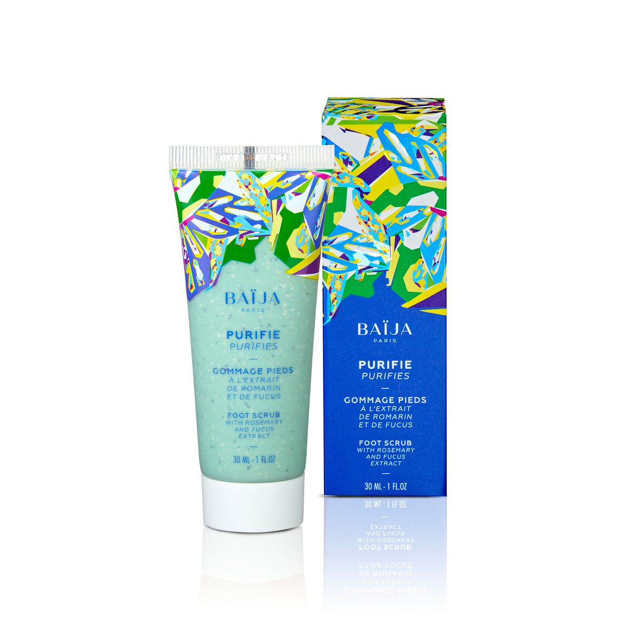 Gommage exfoliant pour les pieds Purifie de Baïja, aux extraits de romarin et de fucus. Présenté dans un tube souple de 30 ml contenant un gel bleu turquoise à la texture granuleuse, avec un bouchon blanc. Le tube est accompagné de son étui bleu intense, décoré d'illustrations végétales aux couleurs éclatantes : vert, jaune, turquoise et violet. Les deux produits sont photographiés de face sur fond blanc.