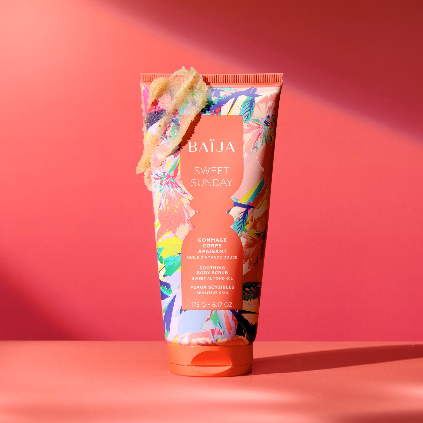 Tube de gommage corps Sweet Sunday Baïja agrémenté de sa texture exfoliante, soin douceur pour peaux sensibles