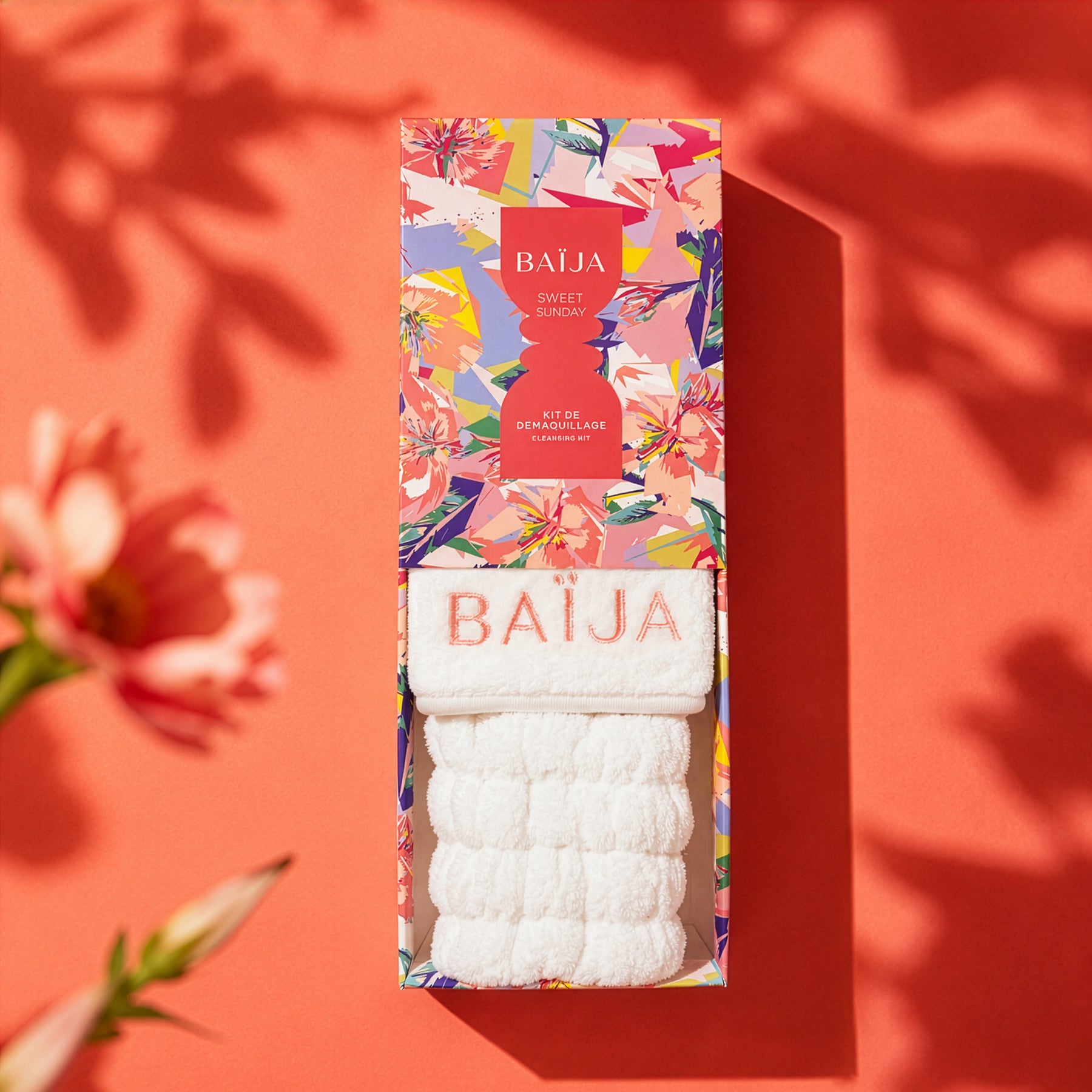 Coffret démaquillage Baïja Sweet Sunday présenté dans une ambiance lumineuse et florale, avec accessoires de soin visage réutilisables