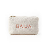 Trousse de rangement Baïja en tissu bouclette écru, fermeture zippée dorée et logo brodé ton corail