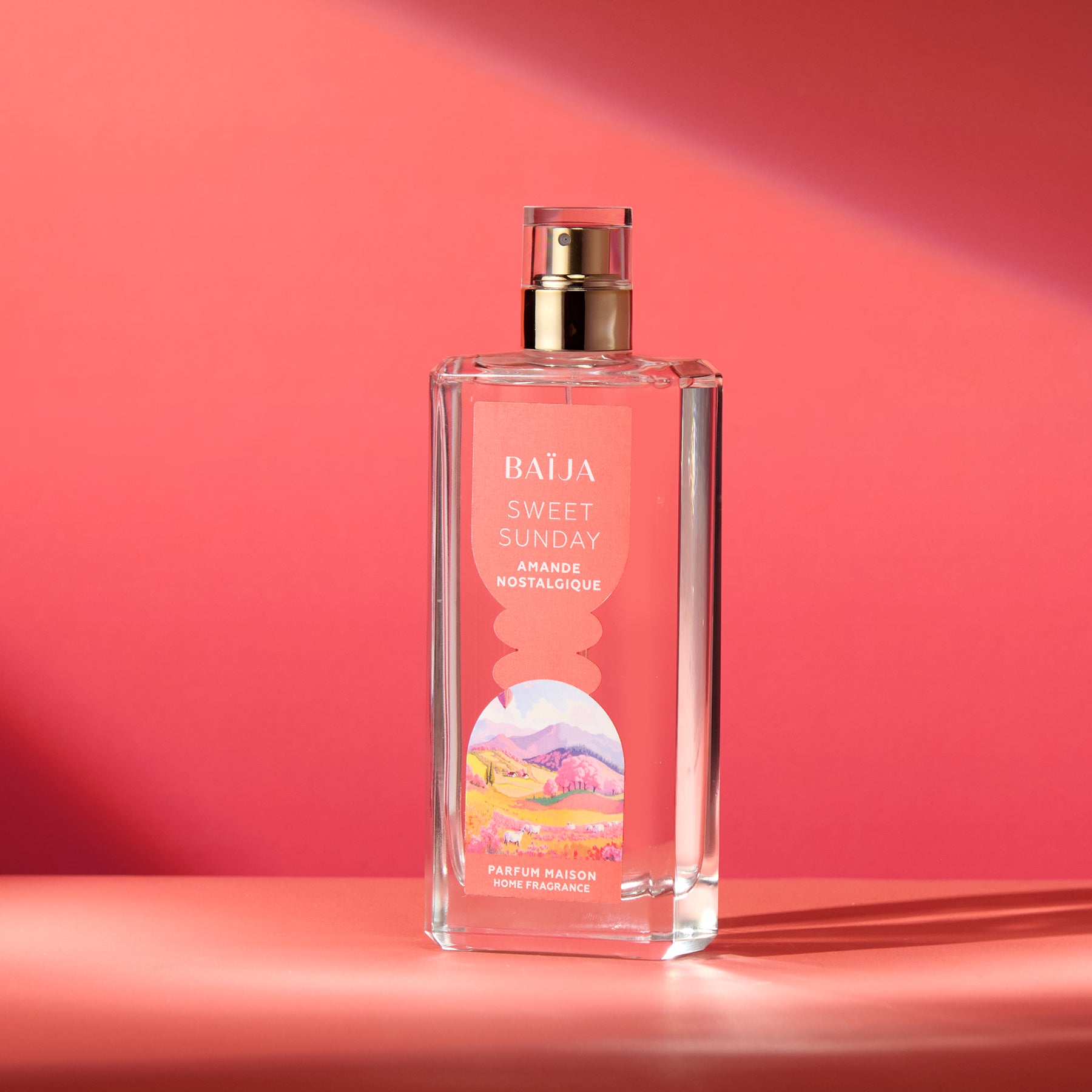 Parfum d’intérieur Sweet Sunday Baïja, flacon en verre élégant dans une ambiance chaleureuse et solaire
