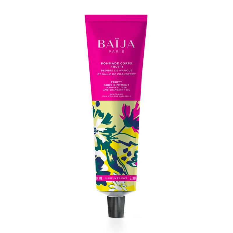 Pommade pour le corps Fruity de Baïja, formulée avec des ingrédients 100 % d'origine naturelle, au beurre de mangue et à l'huile de cranberry. Présentée dans un tube souple de 100 ml, rose fuchsia sur la partie supérieure, avec un bouchon noir à visser. La partie inférieure est ornée d'illustrations florales et végétales aux couleurs éclatantes : jaune, vert, bleu marine, blanc et rose. Le produit est photographié de face sur fond blanc.