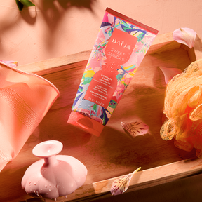 Rituel de soin exfoliant Sweet Sunday présenté sur un plateau en bois avec brosse de massage et accessoires de bain