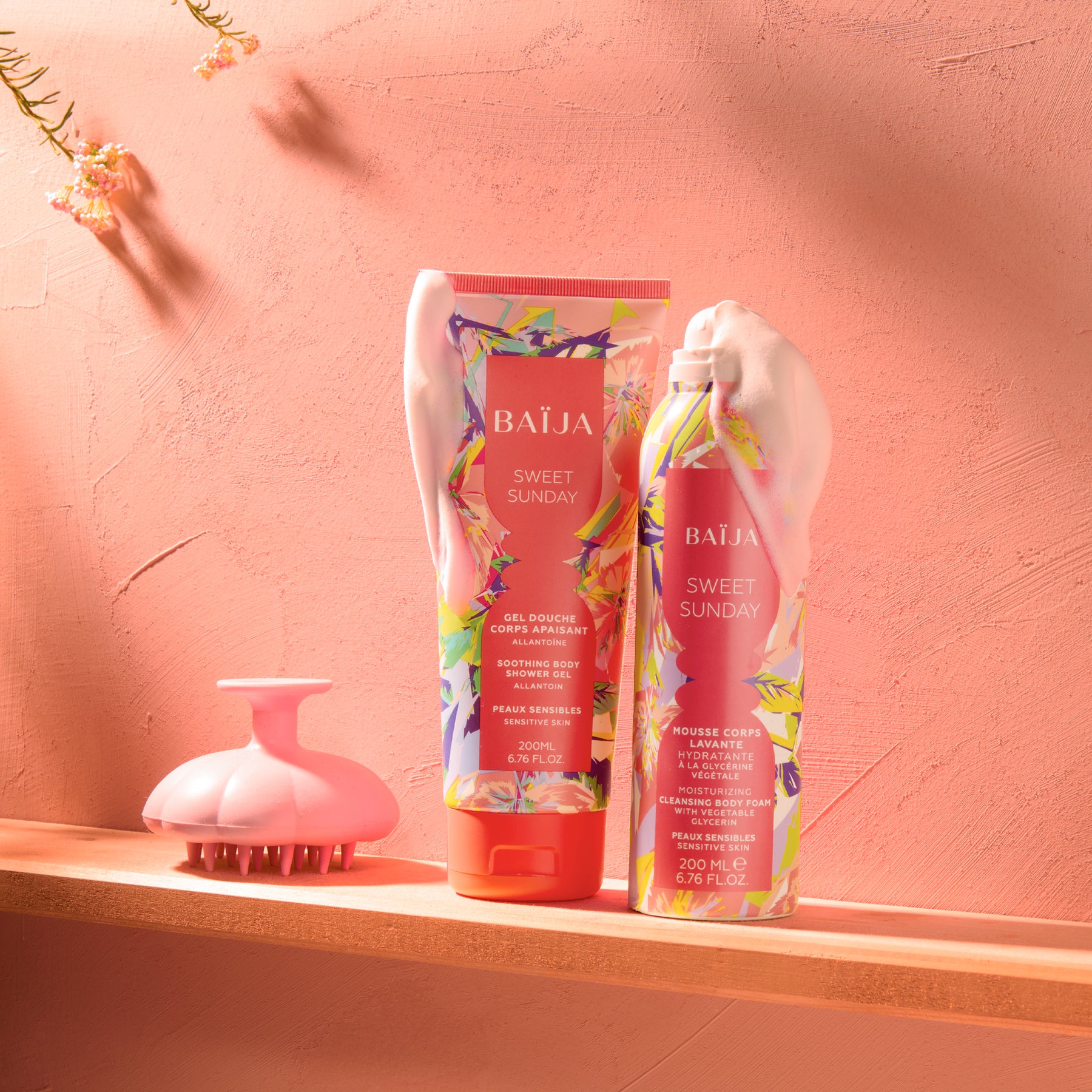 Routine corps Sweet Sunday avec gel douche apaisant et mousse lavante hydratante dans un univers doux et sensoriel