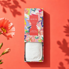 Serviette démaquillante Baïja Sweet Sunday présentée dans un univers lumineux et fleuri pour une routine visage douce et responsable
