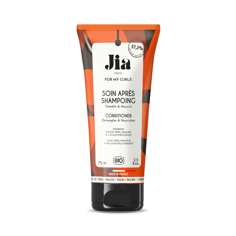 Packshot du soin après-shampoing démêlant et nourrissant Jia Paris, gamme For My Curls, en tube orange et noir de 75 ml. Formule à l'aloe vera, à l'inuline et aux quatre huiles précieuses, avec 97,3 % d'ingrédients d'origine naturelle.
