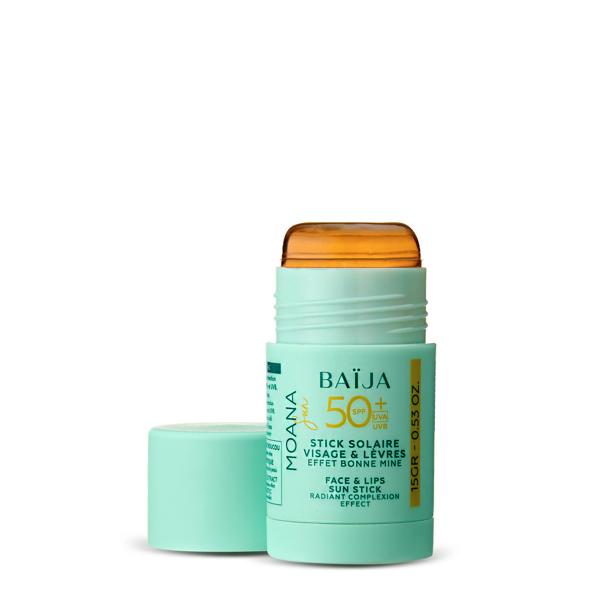 Packshot en studio sur fond blanc : stick solaire vert menthe “BAÏJA” avec bouchon retiré et posé à côté. Le haut du stick montre une tête ambrée translucide. Beaucoup d’espace blanc au-dessus, produit cadré plutôt en bas.