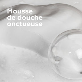 Texture de mousse de douche Baïja onctueuse et aérienne à la glycérine végétale pour nettoyer la peau tout en douceur.