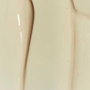 Texture de fluide solaire SPF50+ Baïja Moana Sun, lait soyeux beige aux reflets lumineux, fini doux et invisible sur la peau