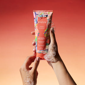 Application du gel douche corps apaisant Sweet Sunday, texture moussante douce adaptée aux peaux sensibles.
