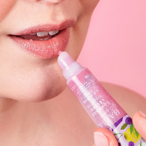 Application du gommage pour les lèvres violette